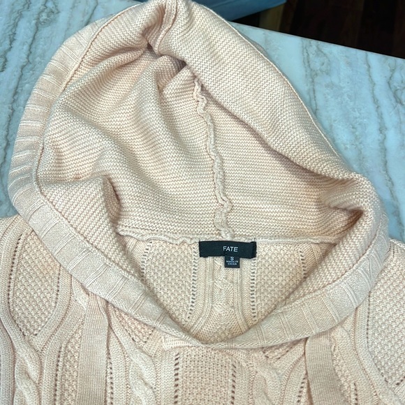 New never worn hooded sweater with venting on sides - Picture 2 of 5